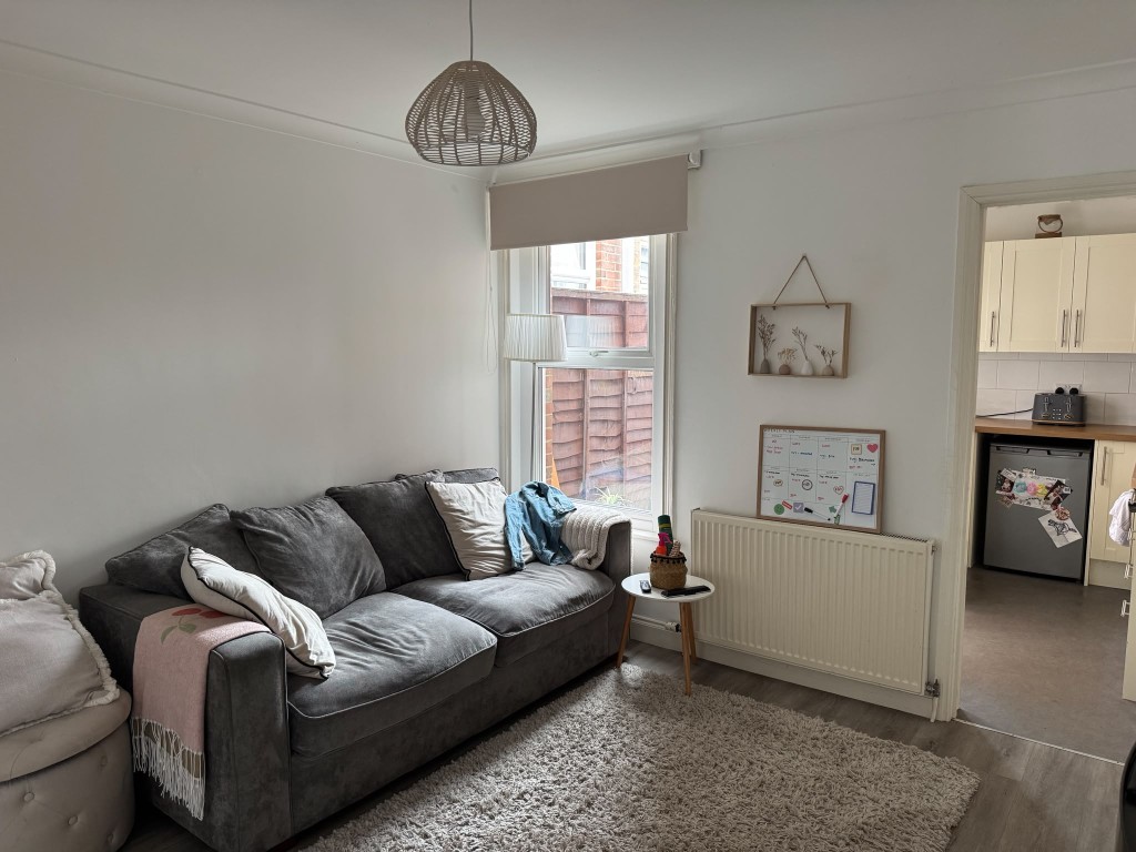 Lot: 149 - TWO-BEDROOM MID-TERRACE HOUSE FOR INVESTMENT - Alternative view of rear reception room